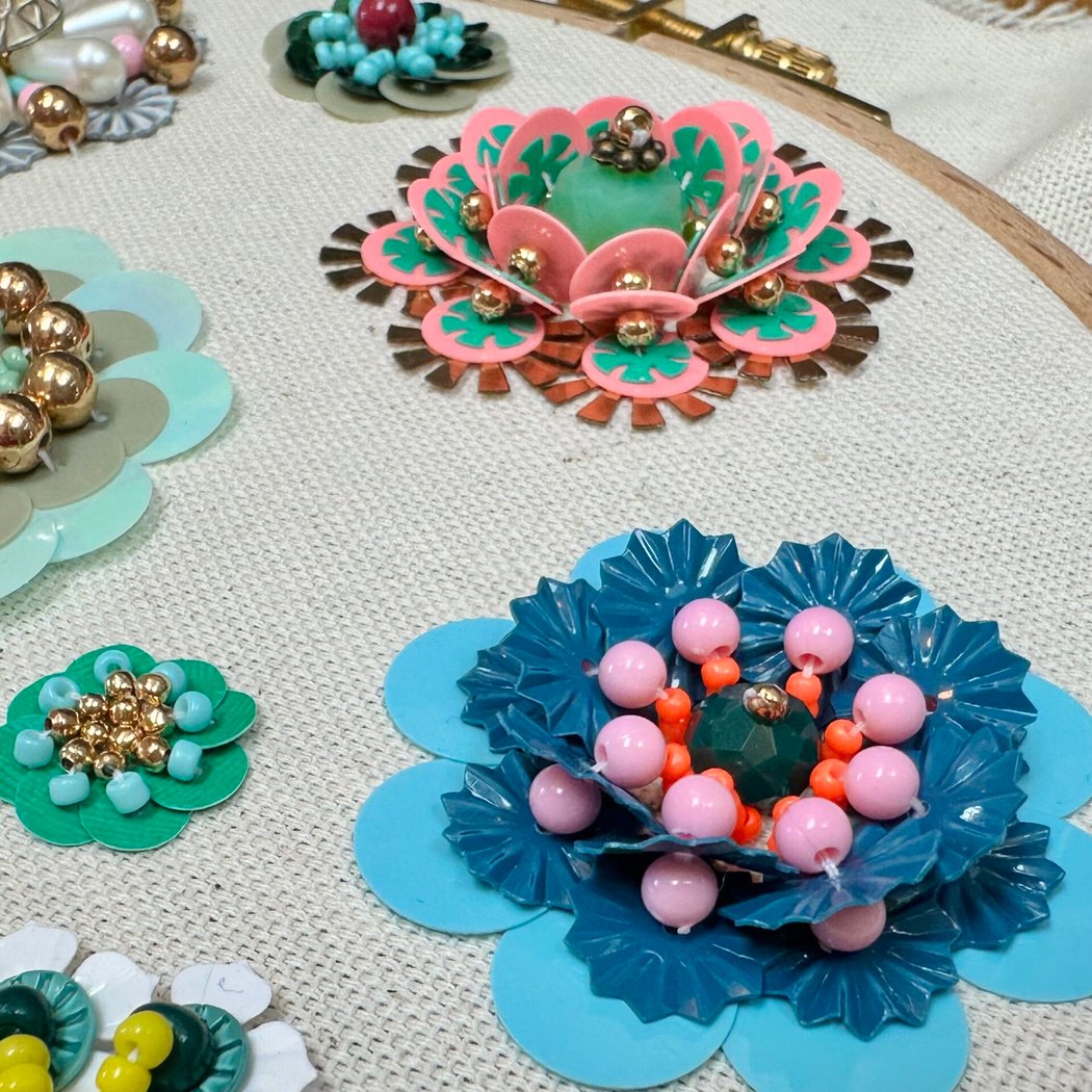 Atelier broderie : fleurs en 3D avec des perles et des paillettes 3