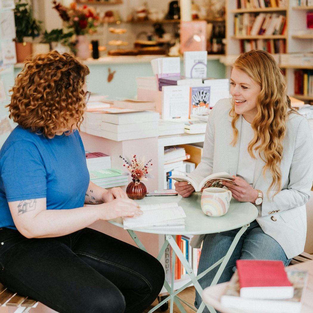 Un livre et une tasse d'été