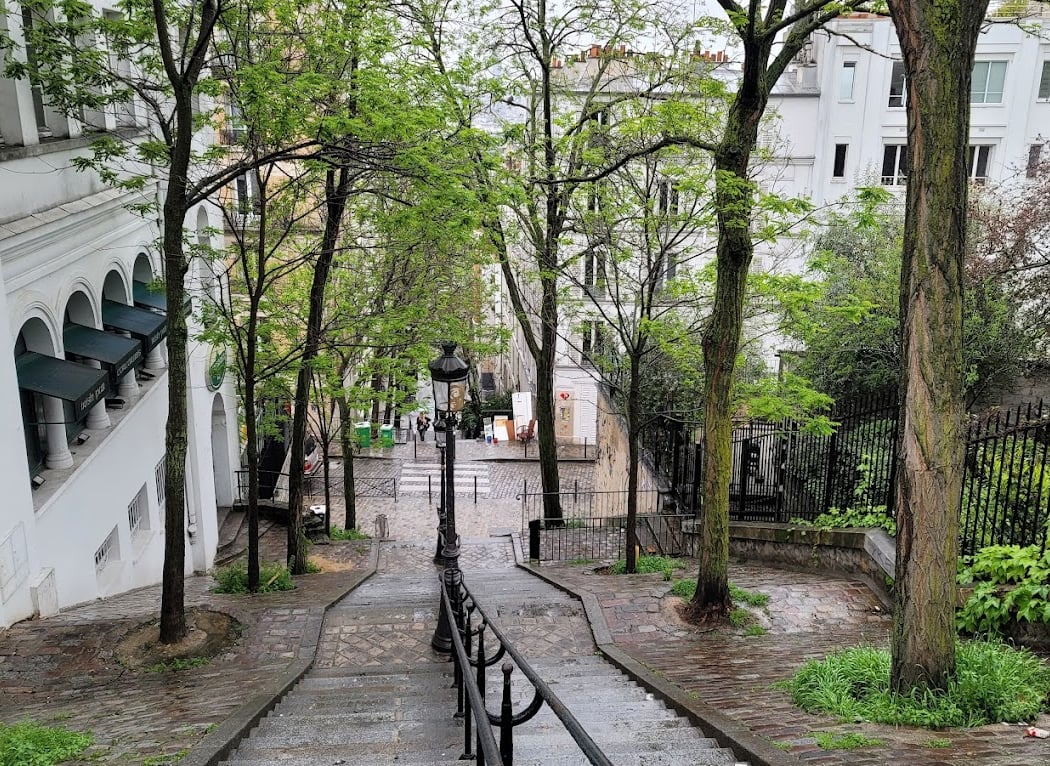 Get Lost in Place des Abbesses' Ambiance 3