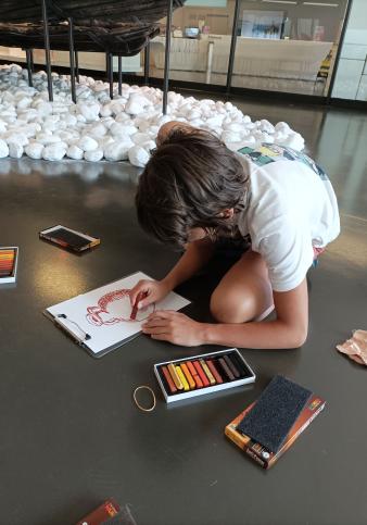 Visite atelier en famille "Viens dessiner ton amphore à la sanguine" 1
