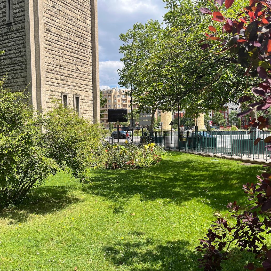 Église-Sainte-Jeanne-de-Chantal Garden 2