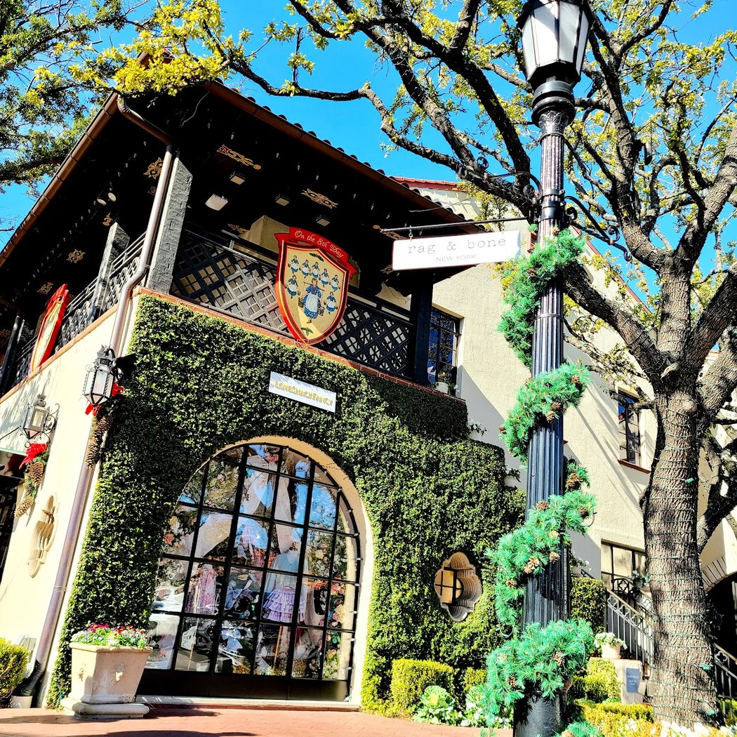 Highland Park Village’s Christmas Lights Celebration and Shopping Stroll 3