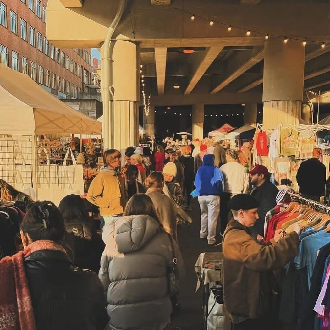 Fremont Bridge Market 1