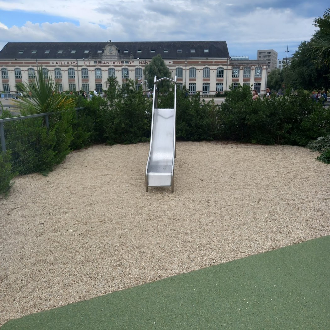 Aire de jeux d'enfants 2