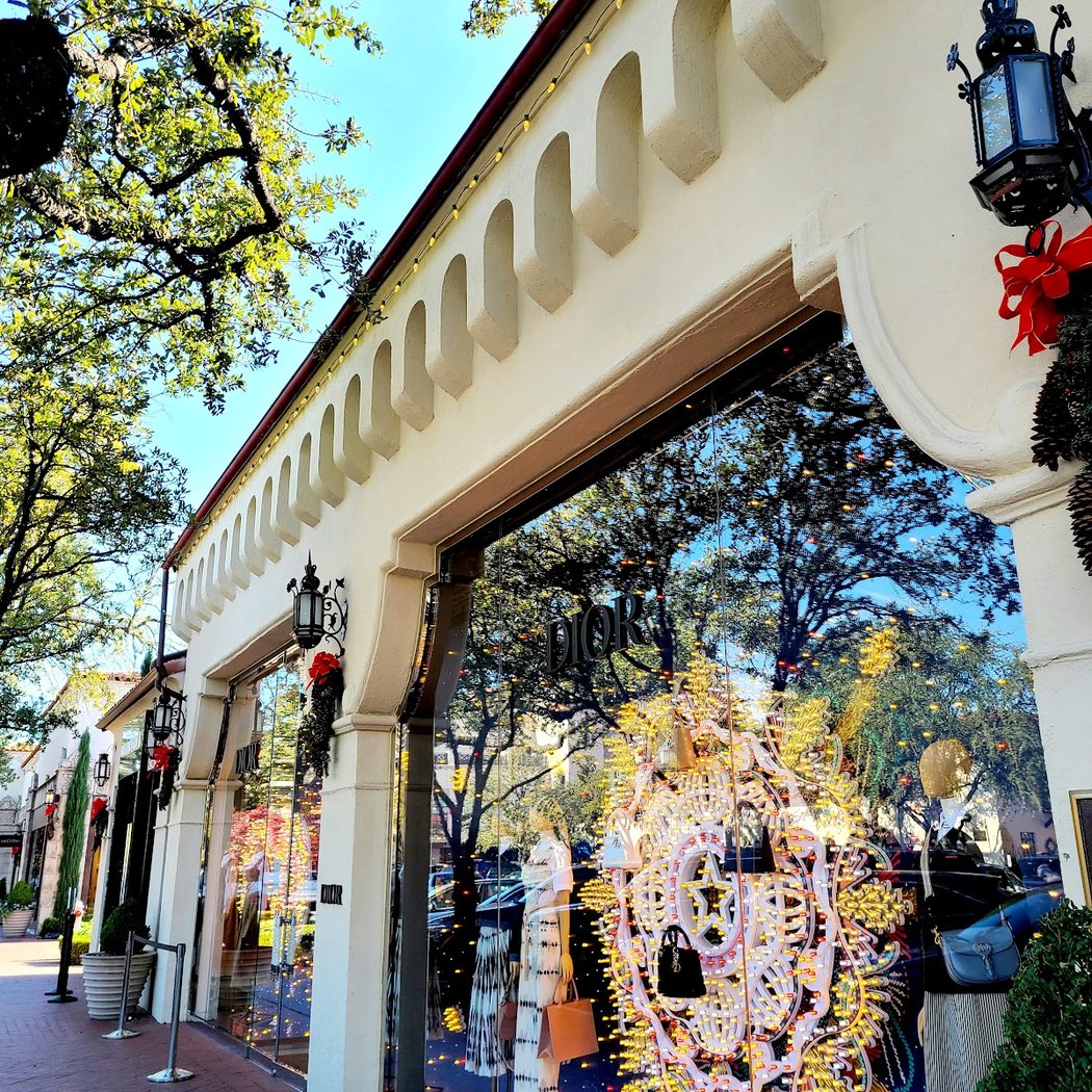 Highland Park Village’s Christmas Lights Celebration and Shopping Stroll 1