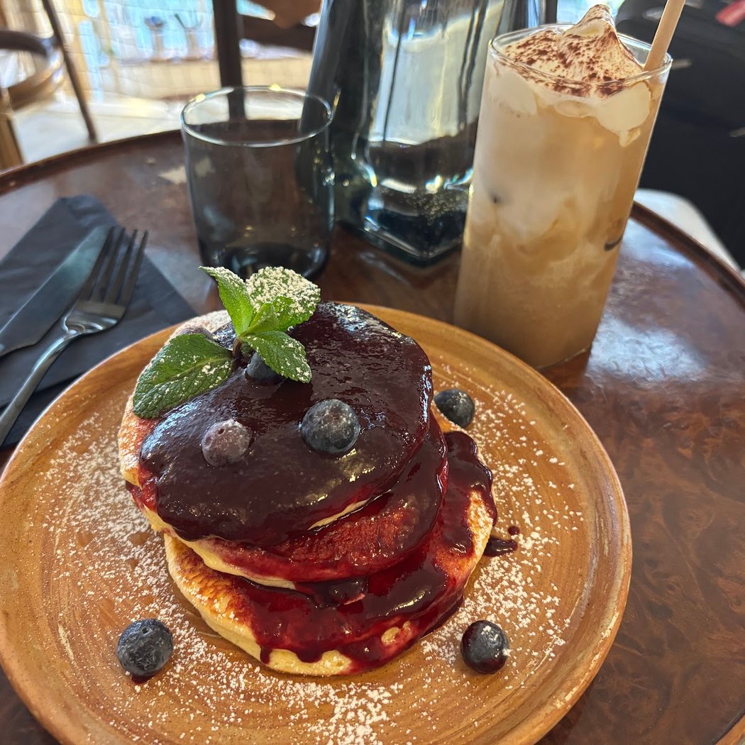 Chēz Coffee& Brunch 1