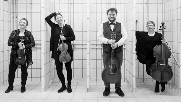Svavar Knútur with the sultanas of strings