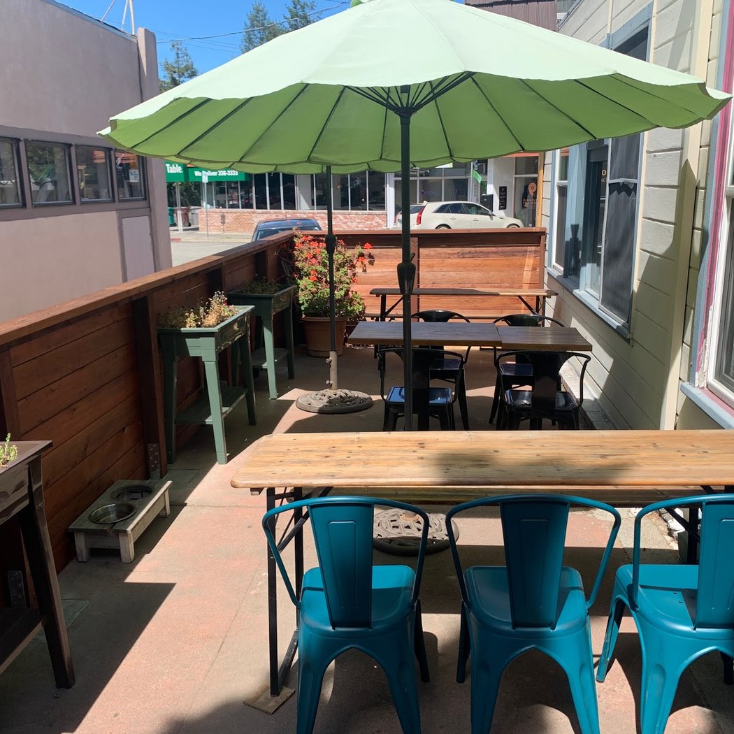 L'acajou Bakery and Cafe 2