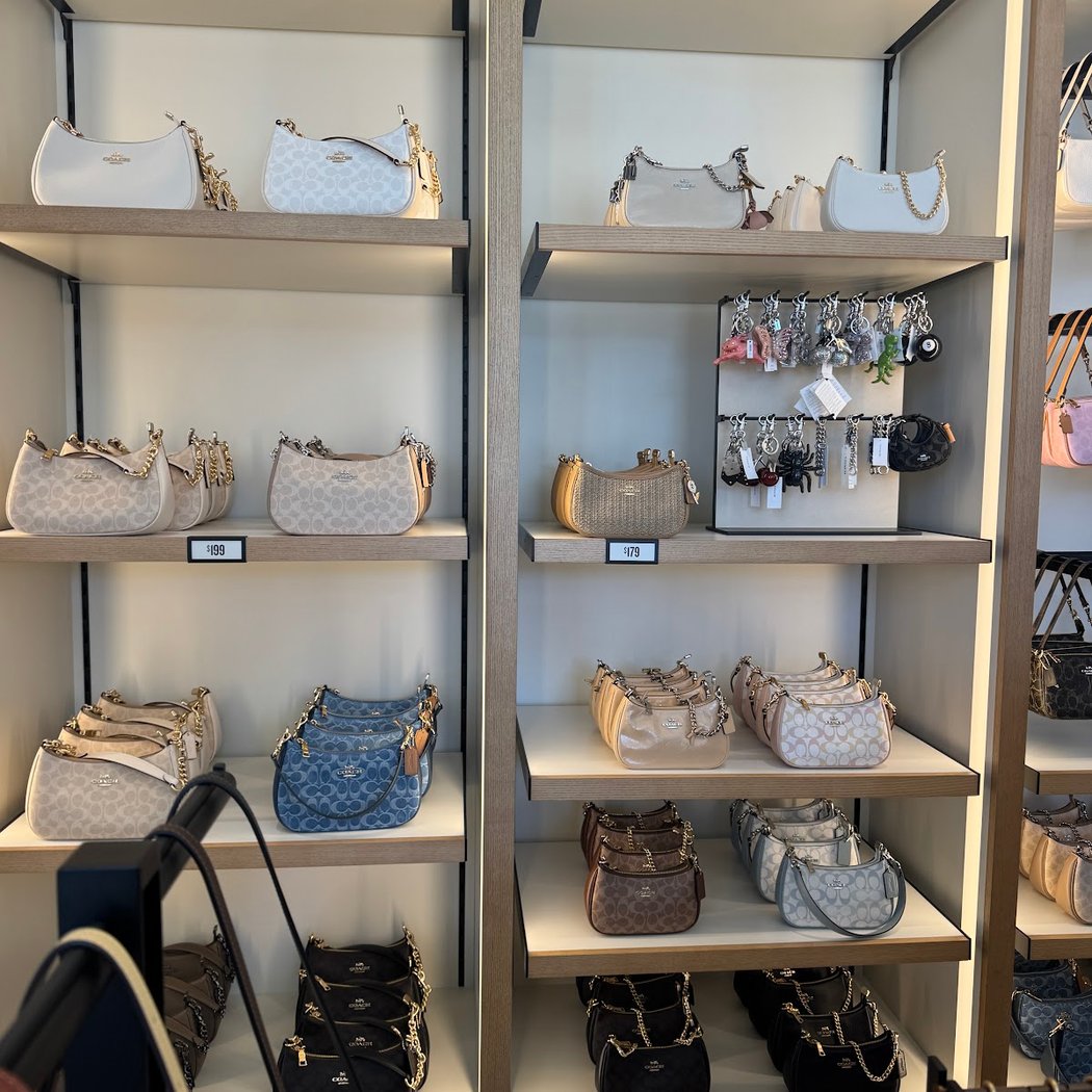 COACH Outlet 3