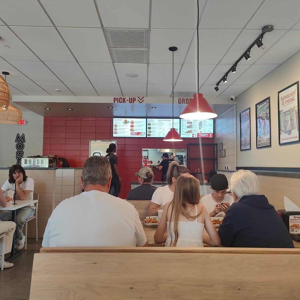 MOOYAH Burgers, Fries & Shakes 3