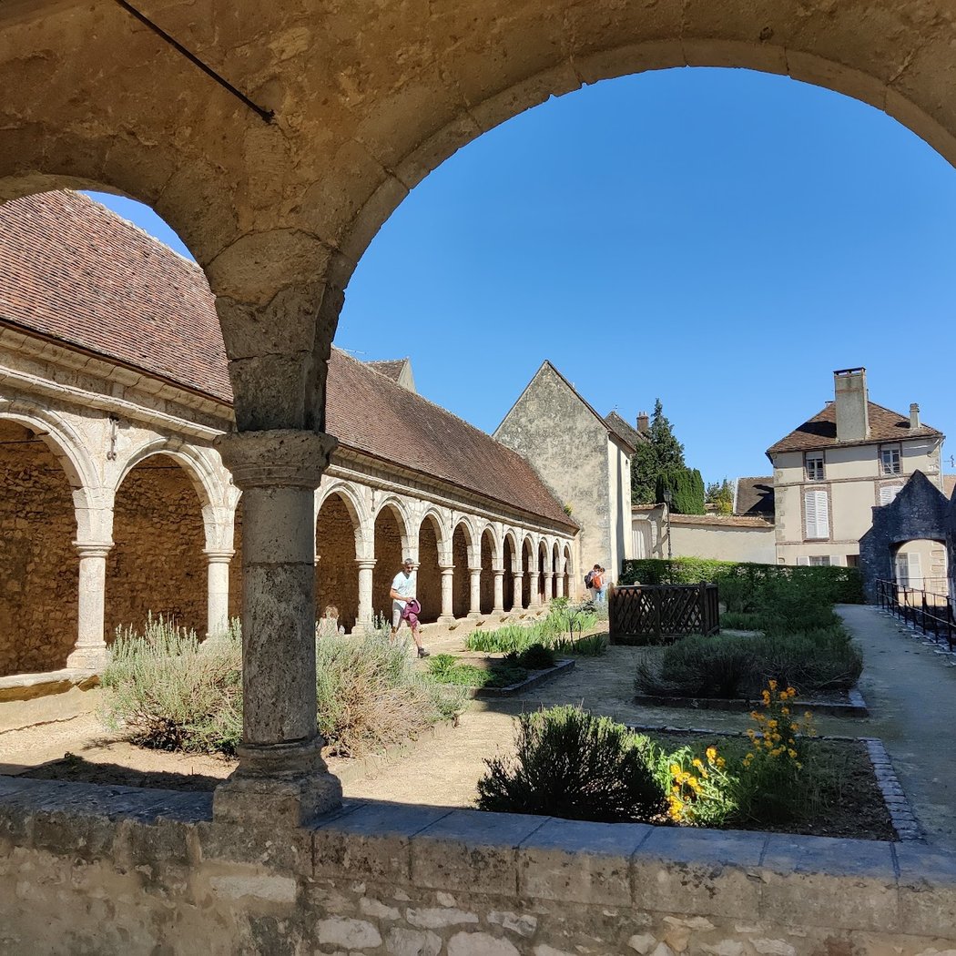 Cloître et jardin médiéval Donnemarie-Dontilly 1