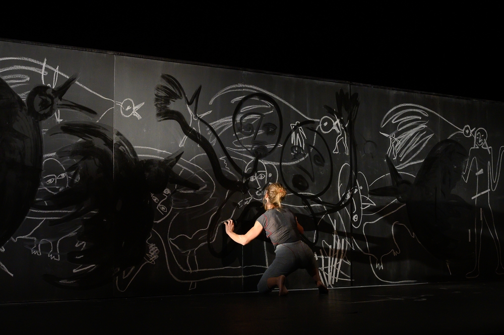 Un show acrobatique unissant deux partenaires 1