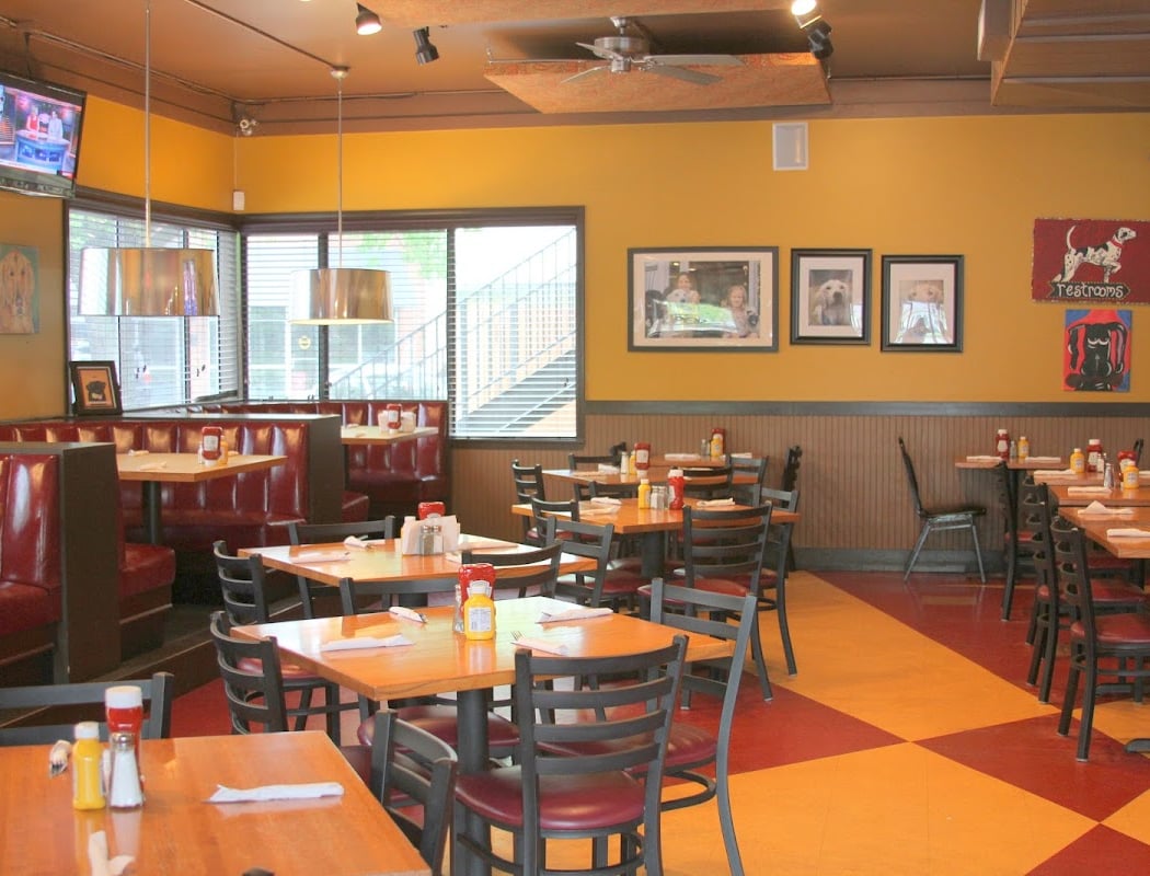 Lucky's Burger & Brew 3