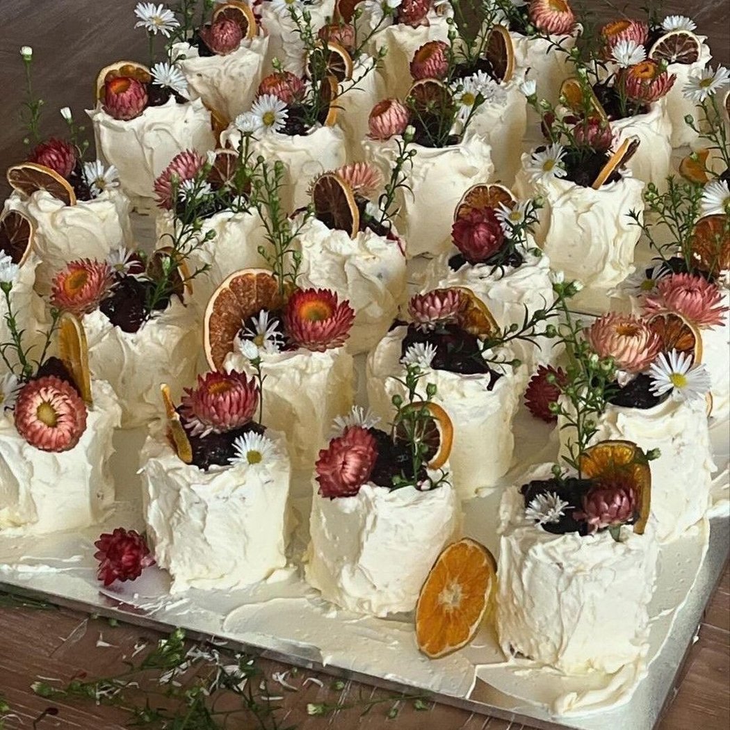 Cake Trends 5: Mini Trendy Cakes 1
