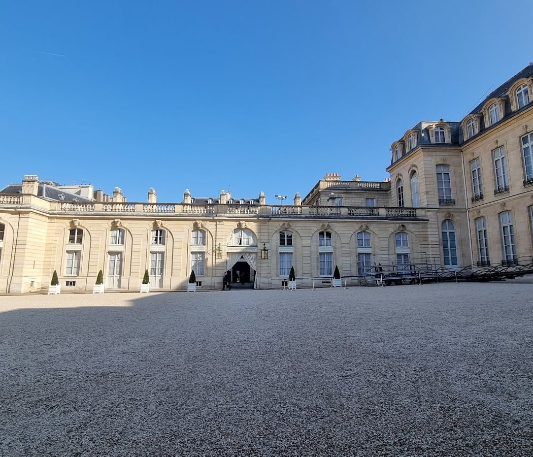 Vente aux enchères d'une table d'Hector Guimard 3
