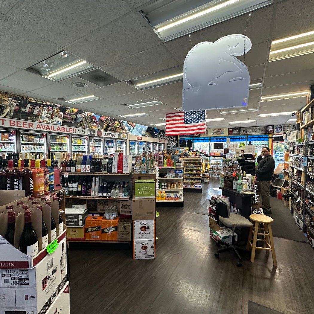 Giant's Liquor & Services 3