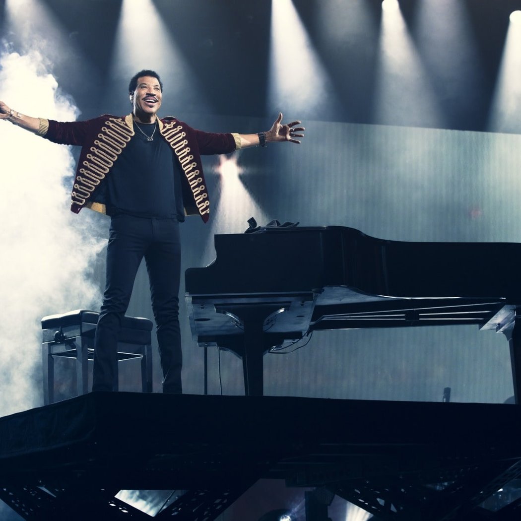 Lionel Richie and Earth, Wind & Fire: Sing a Song All Night Long 3