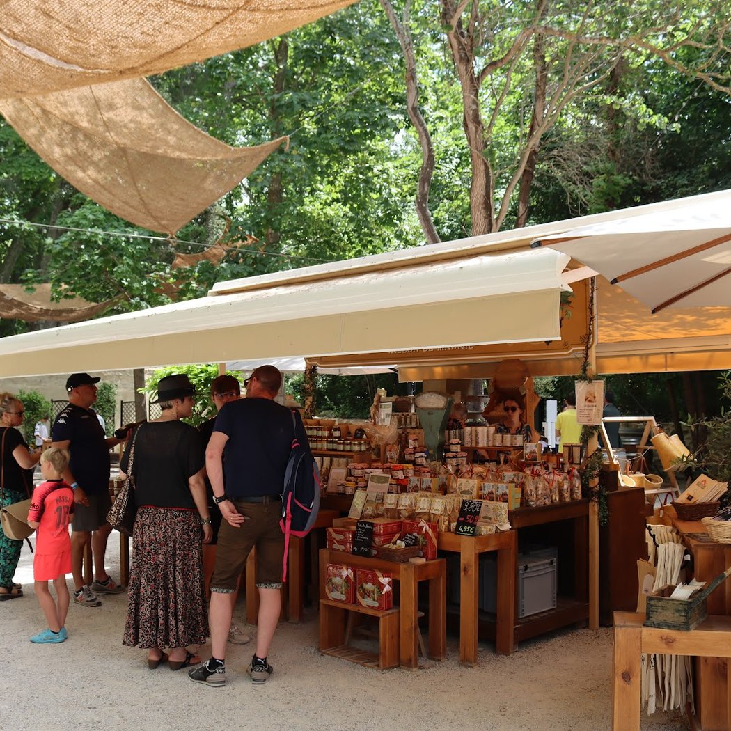 La Guinguette de Marius et la place du marché 2