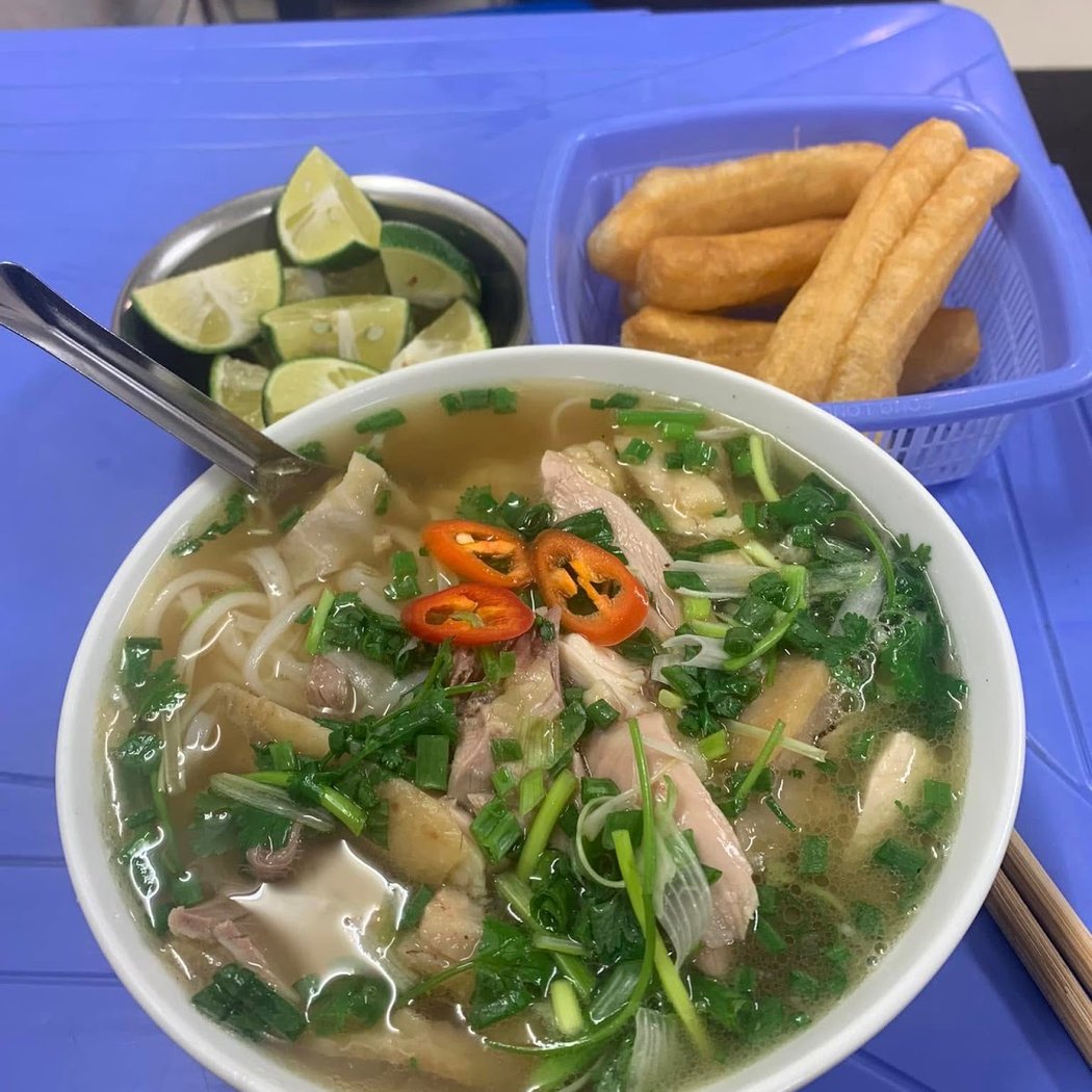 Phở gà Châm 1
