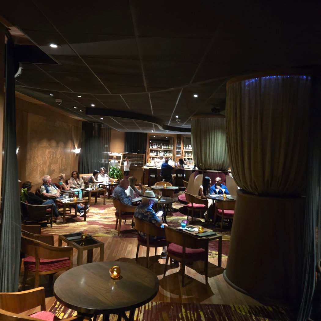 Lewers Lounge 3
