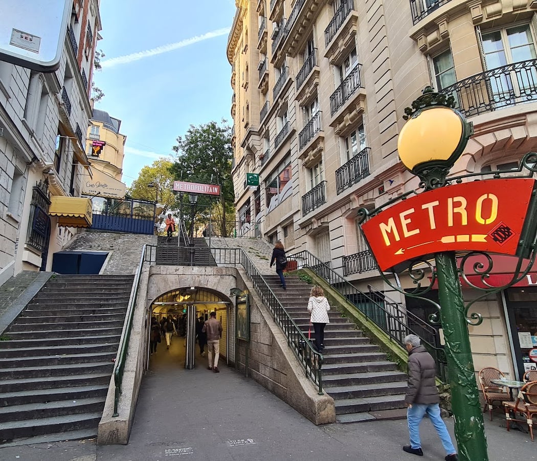Metro entrance Lamarck-Caulaincourt 1