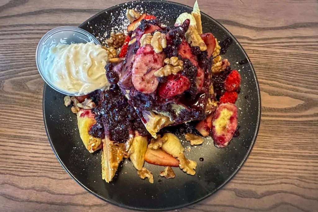 Crumbs Breakfast, Lunch & Bar 3