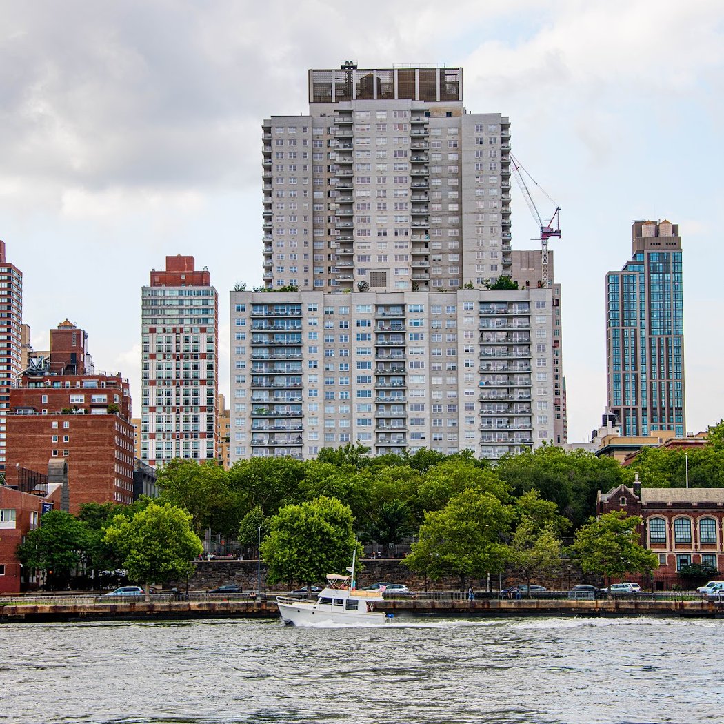 Roosevelt Island Viewing Pier 2