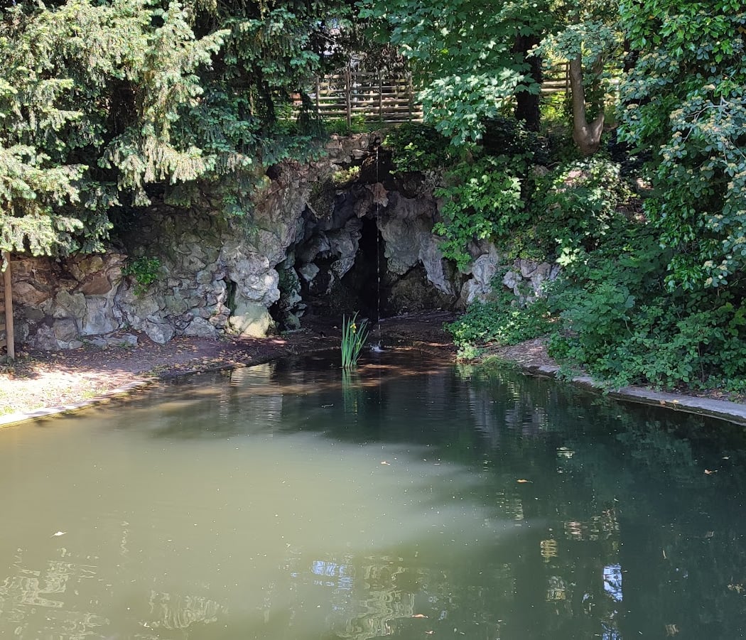 Plan d'eau à la grotte (bassin d'agrément, profondeur 1 mètre) 2