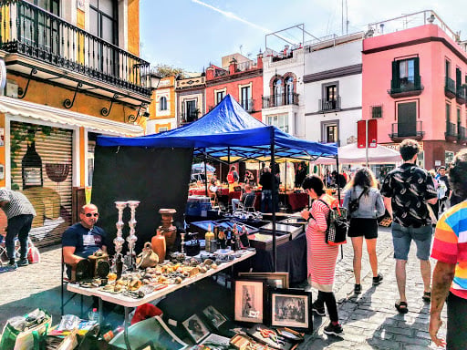 Puesto coleccionista vintage del mercadillo Plaza del Cabildo: cromos, recortables, maquetas, didácticos 2