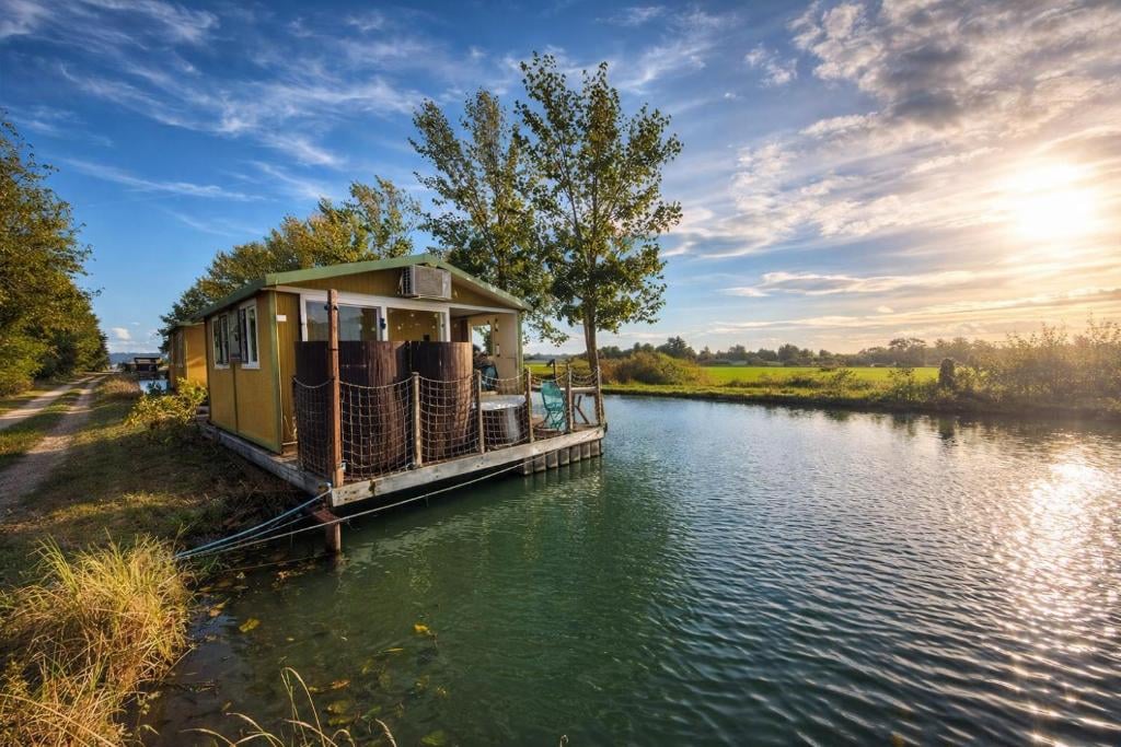 Cottage flottant insolite spa jacuzzi privatif près Dijon 1