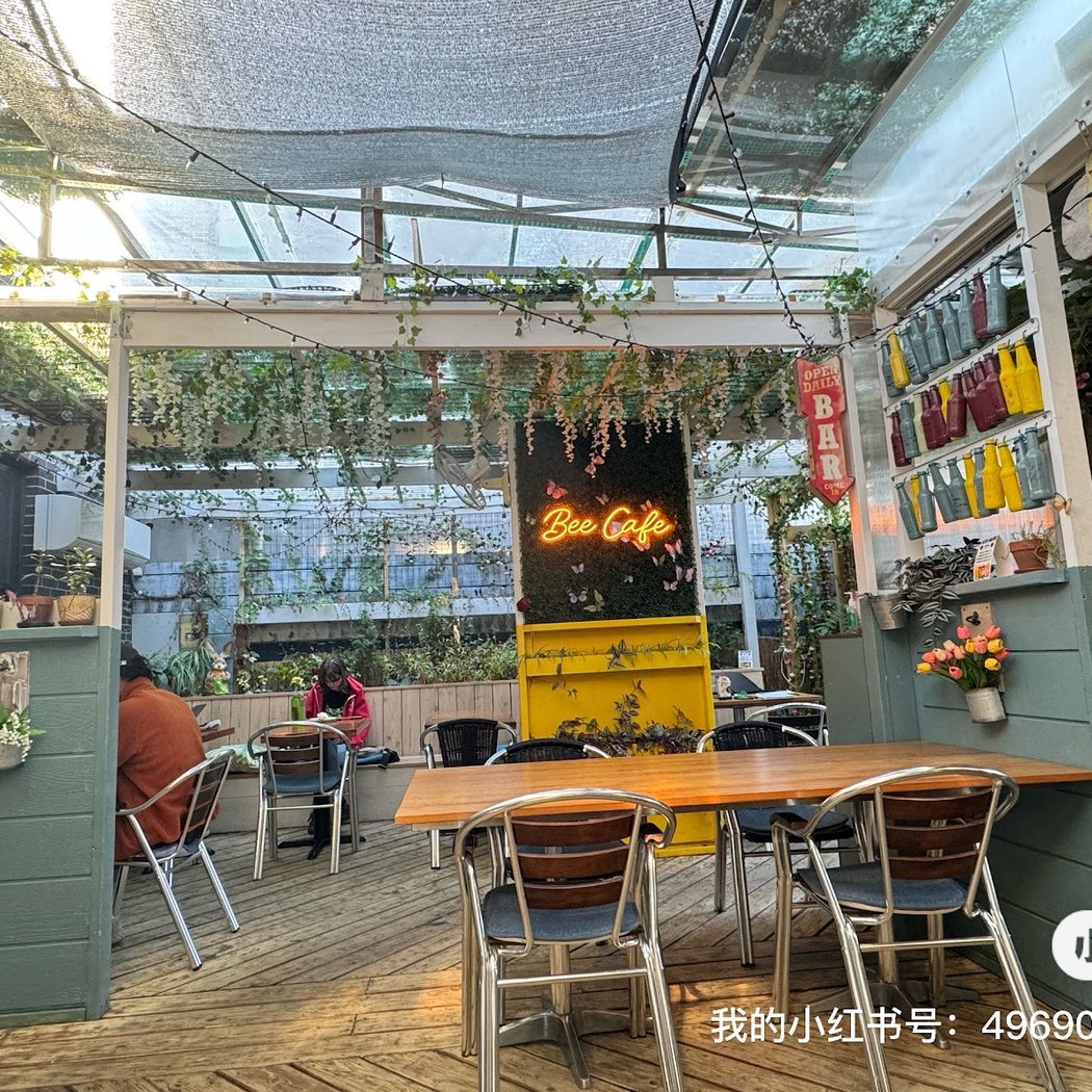 Bee Cafe 3