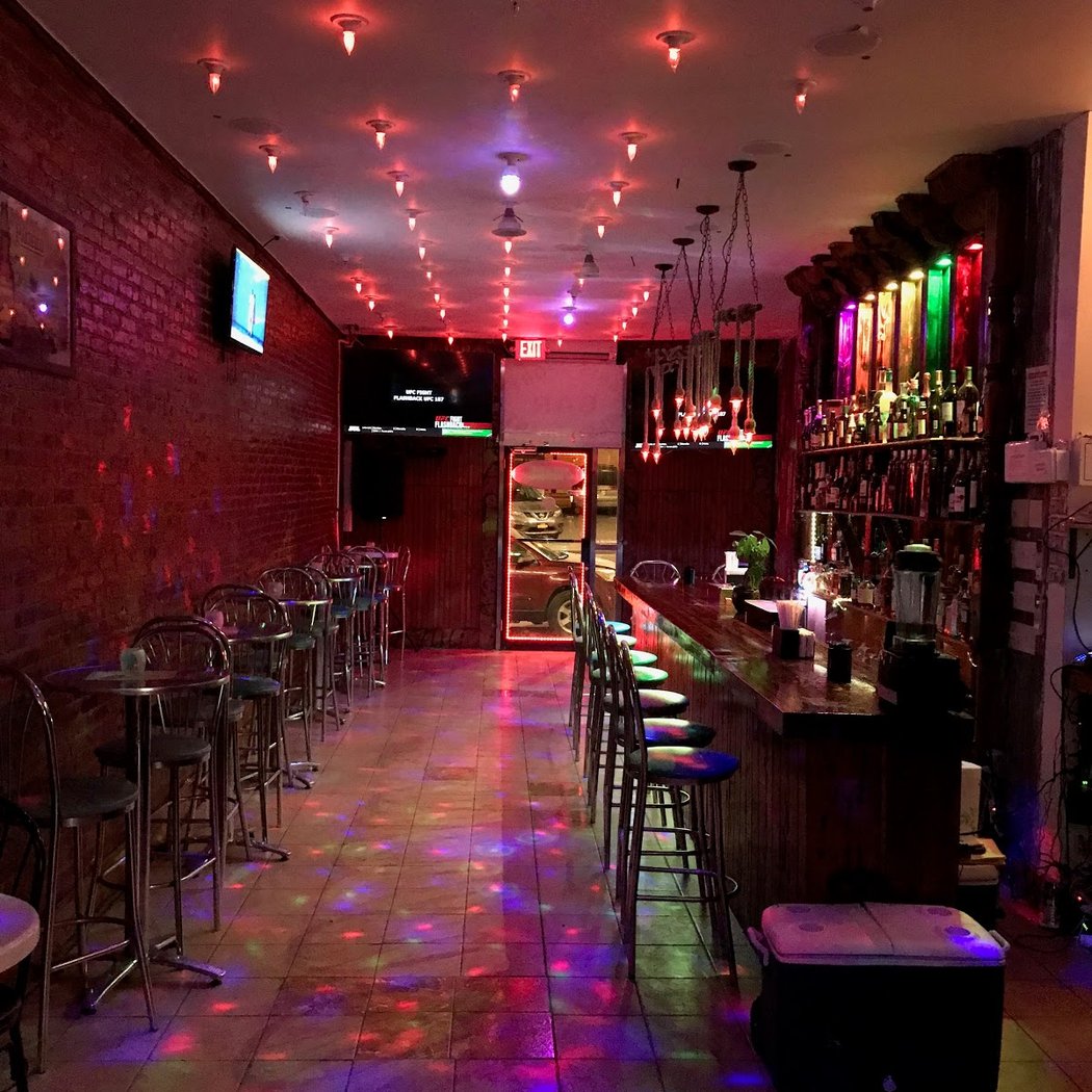 Aris Sports Bar Restaurant 4