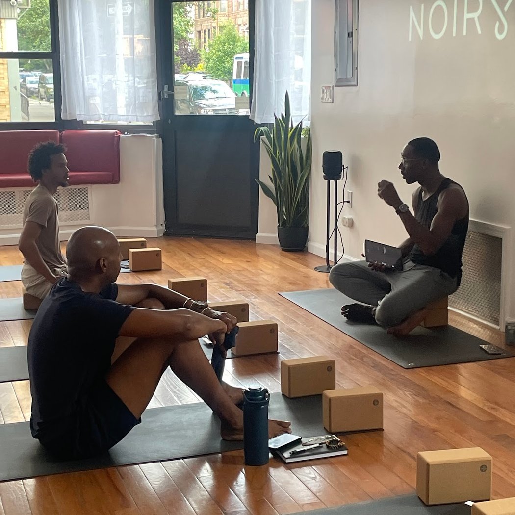 Noir Yoga 1