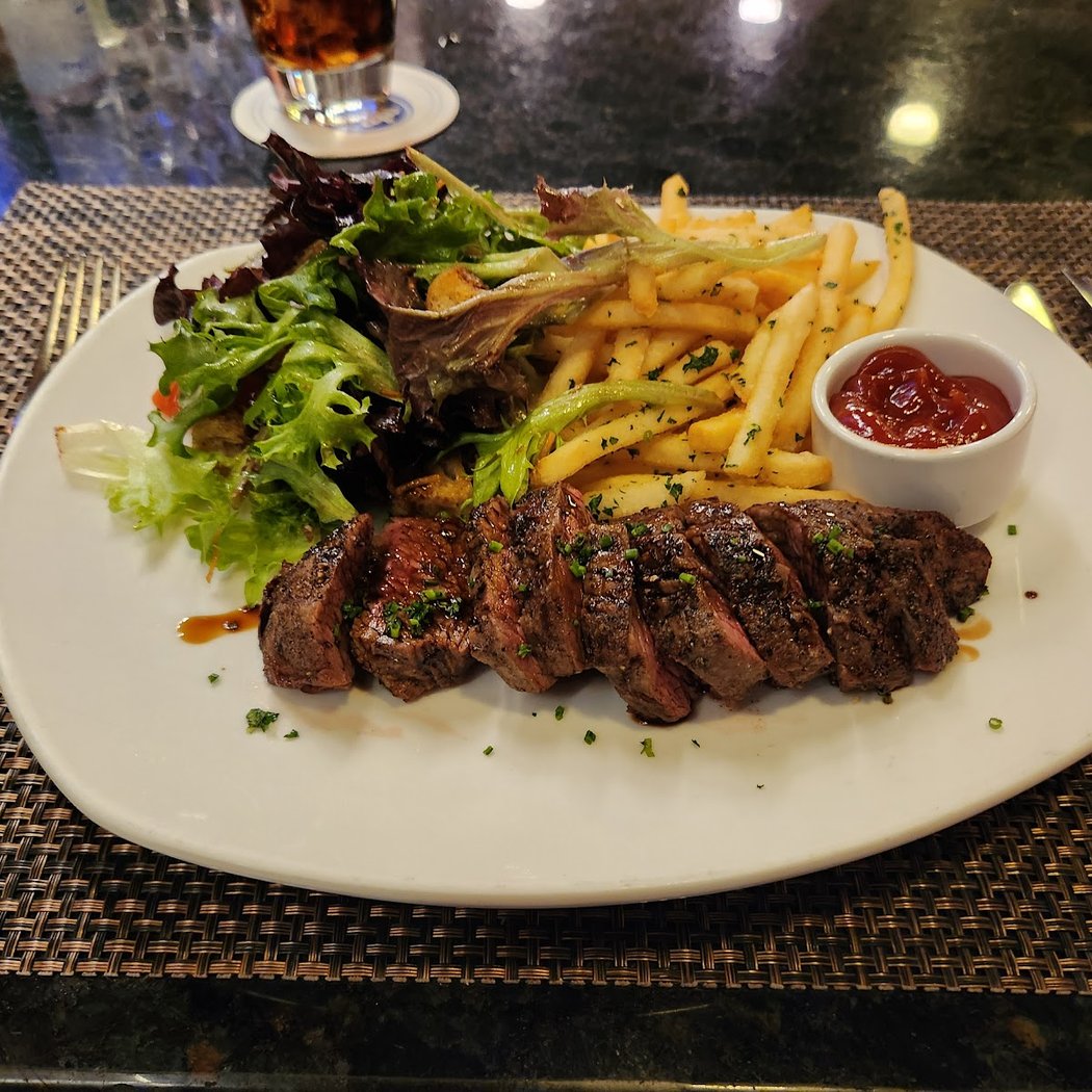 Crew Restaurant & Bar 3