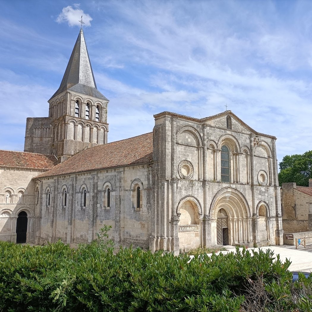 Abbaye de Saint Amant de Boixe 3