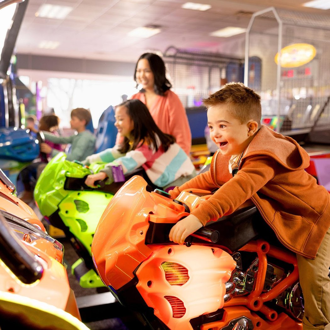 Chuck E. Cheese 1