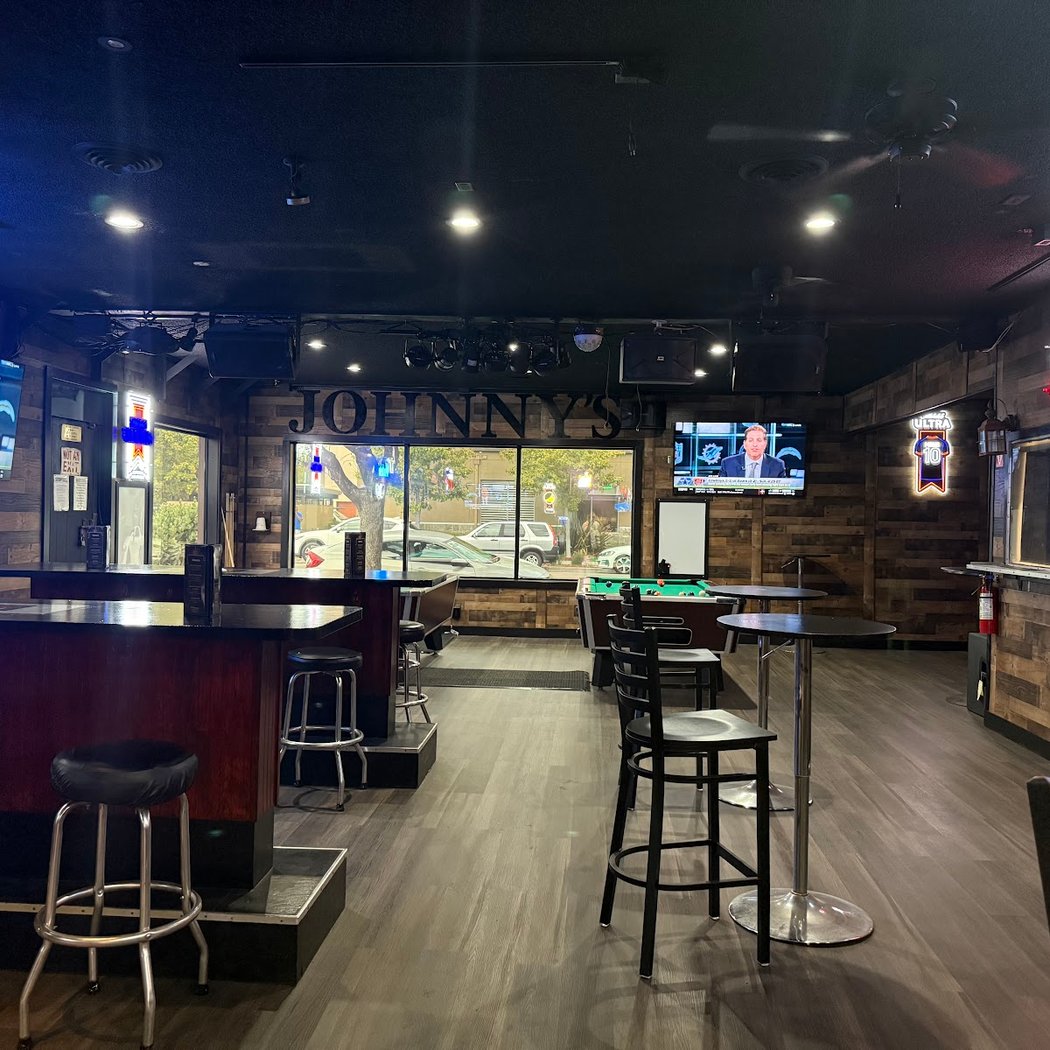 Johnny's Lounge 3