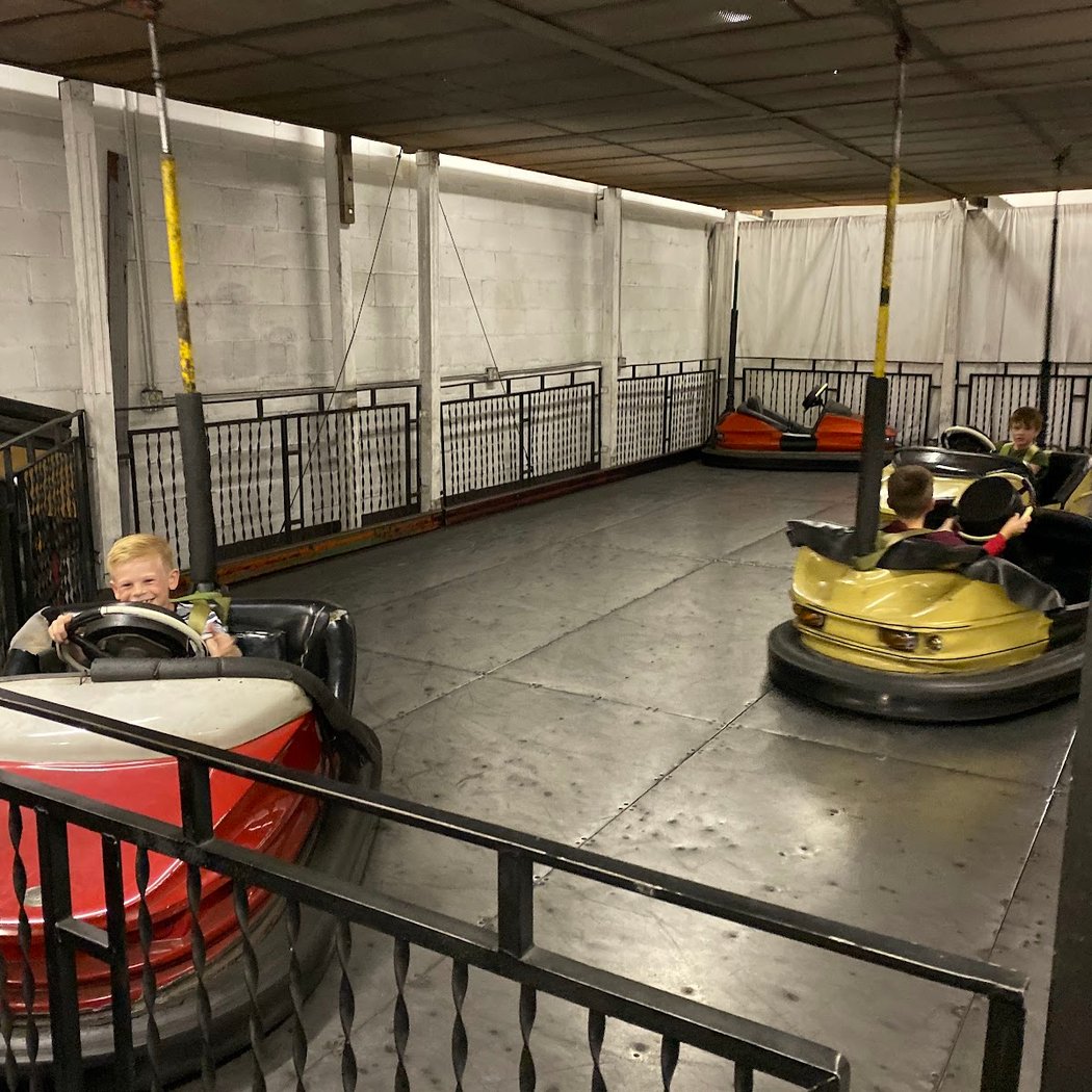 Flags & Wheels Indoor Racing 3