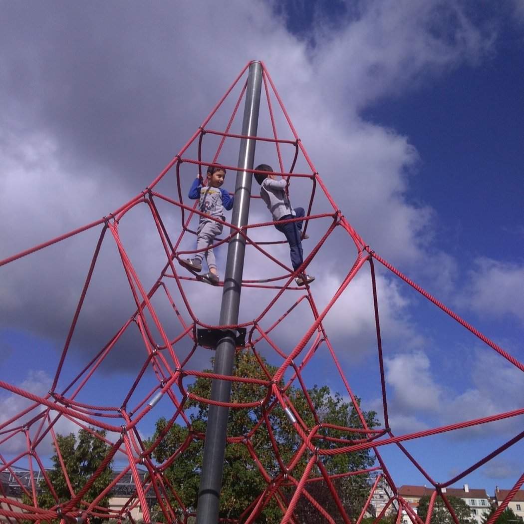 Enfants des Bords de Seine Garden 3