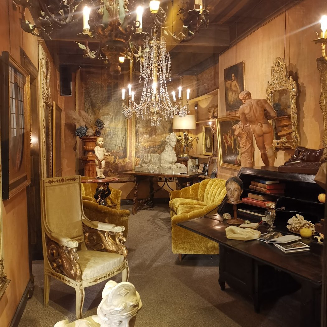 Yveline Antiques 3
