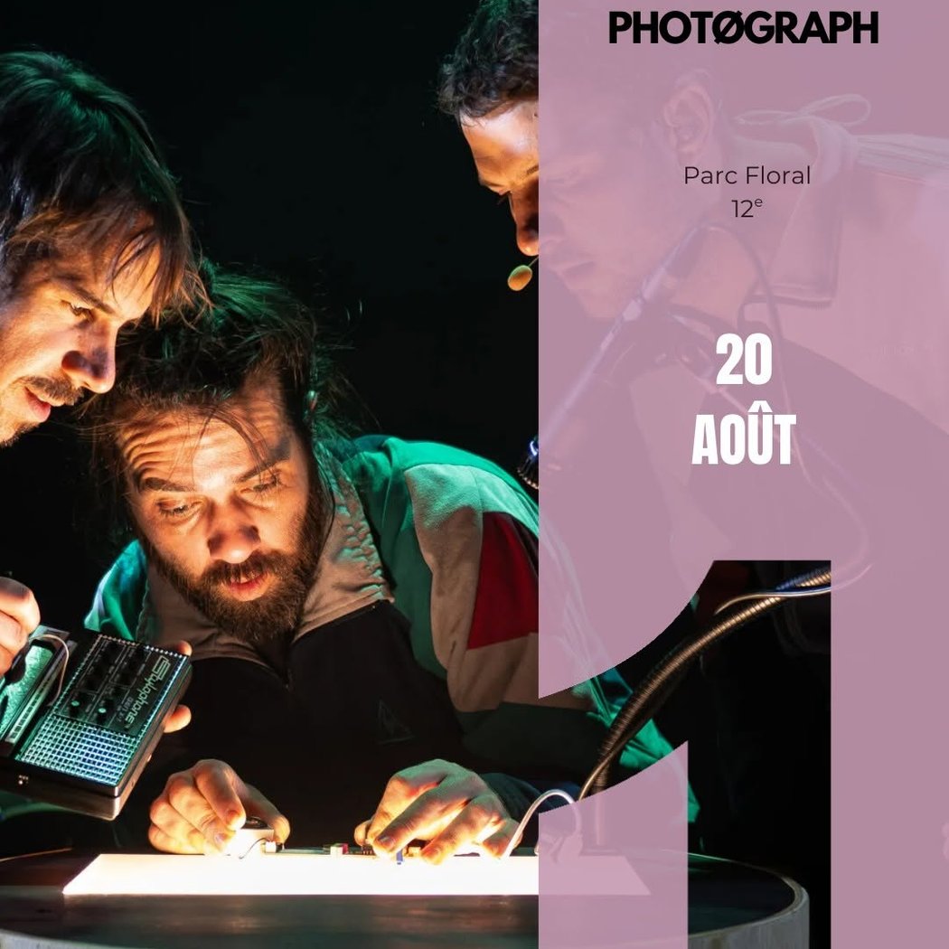 PHOTØGRAPH 1