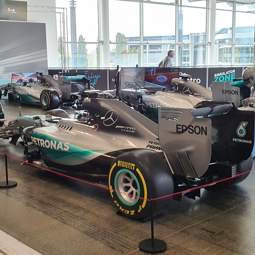 Mercedes-Benz World 3