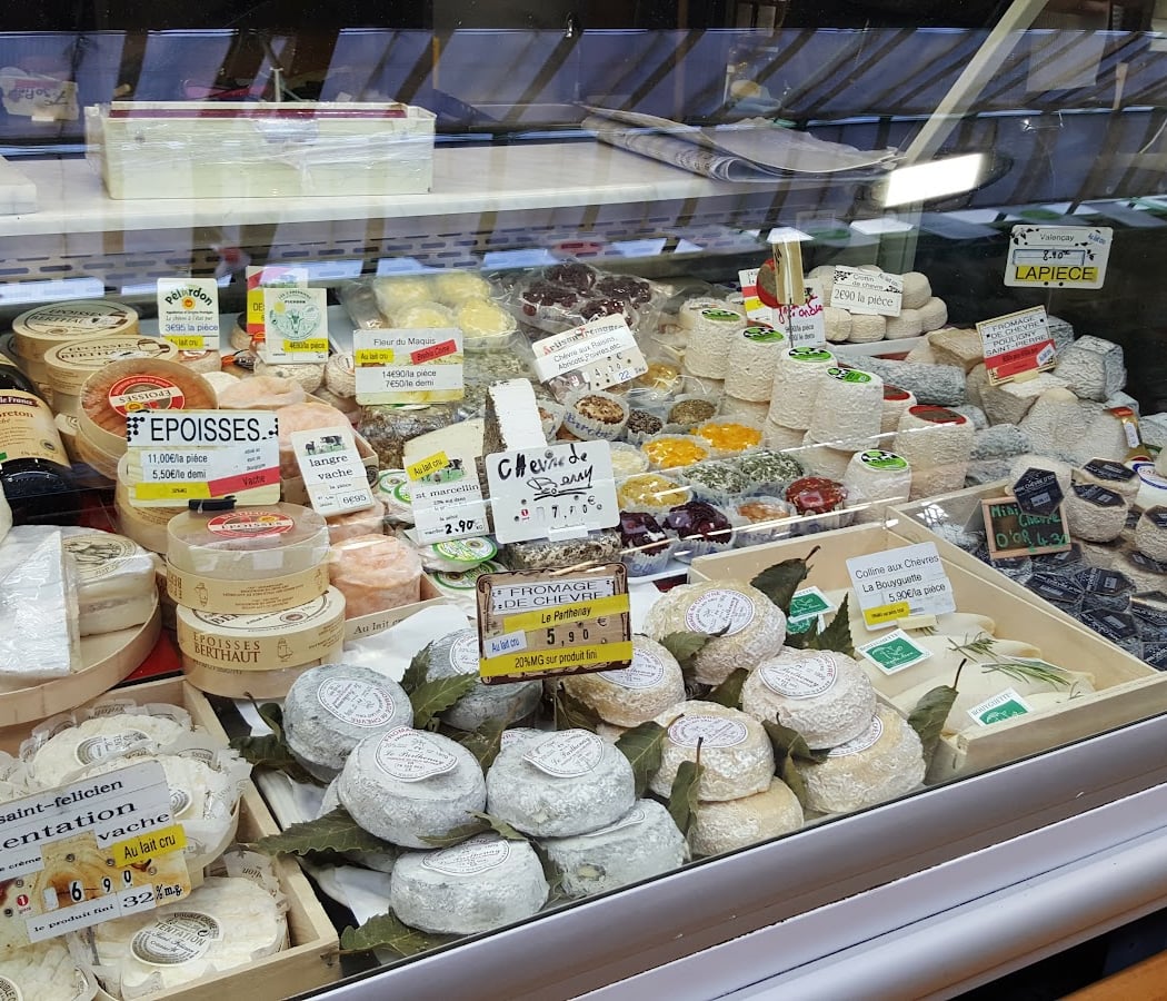 Fromagerie 39 rue de Bretagne dans le marché des enfant rouge la petite ferme d'Inès 3