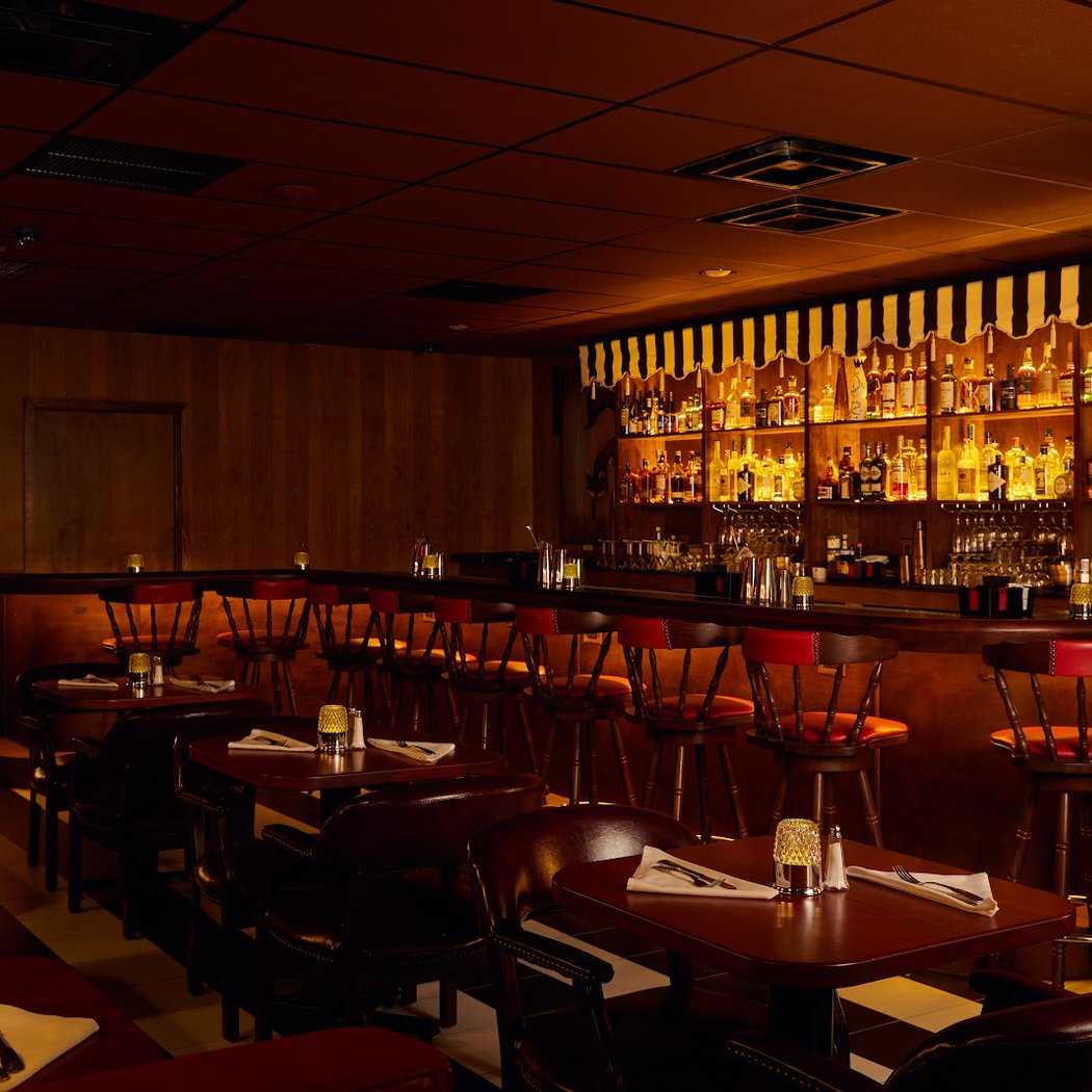 Fox's Lounge 3