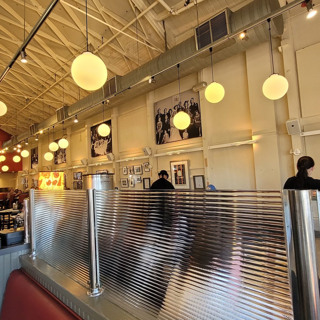 Saul's Restaurant & Delicatessen 3