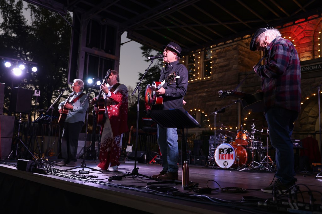 Holiday Serenades on the Plaza 1