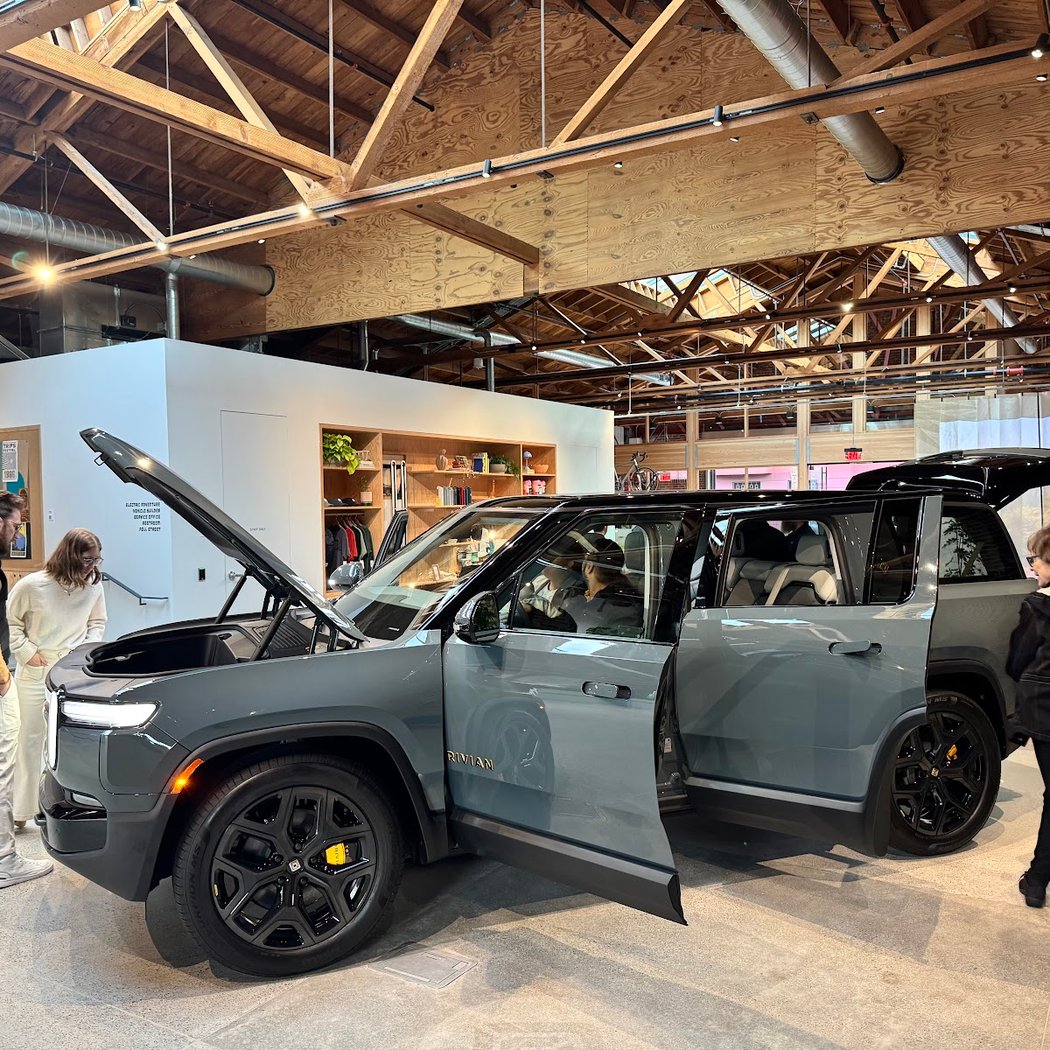 Rvian's Free Automotive Design Sketch Night + Pizza Party 3