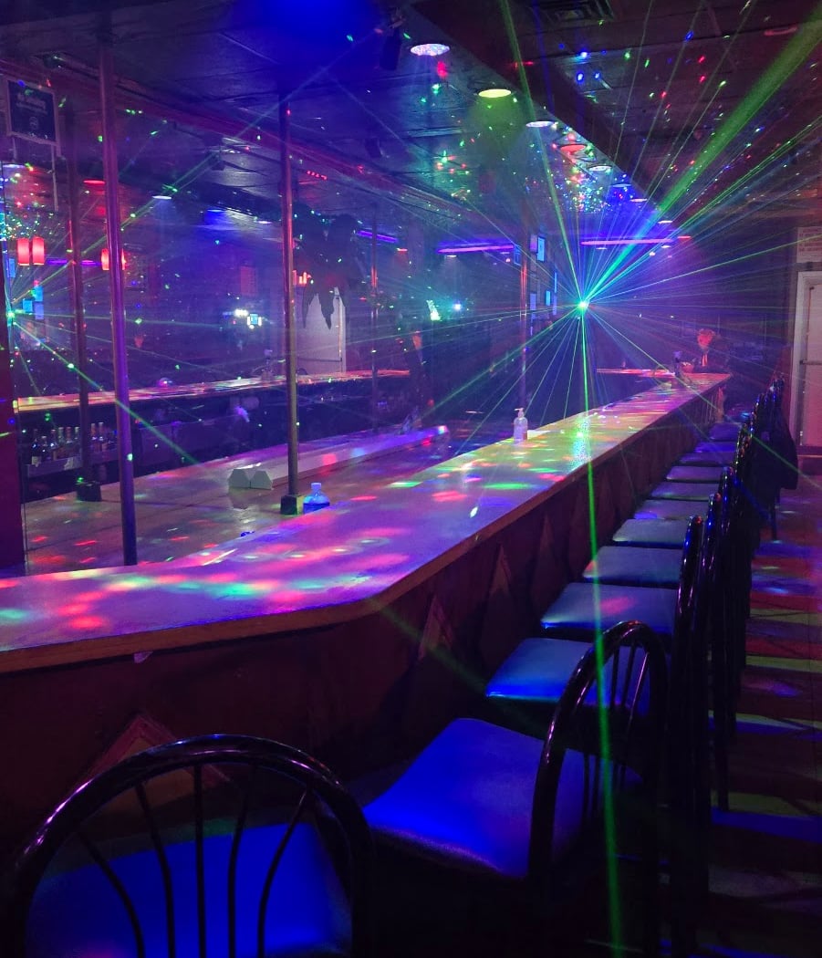 Ilda's Bikini Bar 3