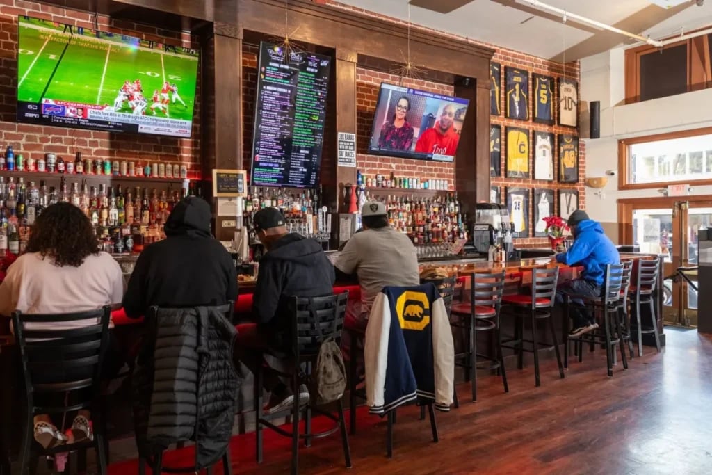 Cali's Sports Bar & Kitchen 3