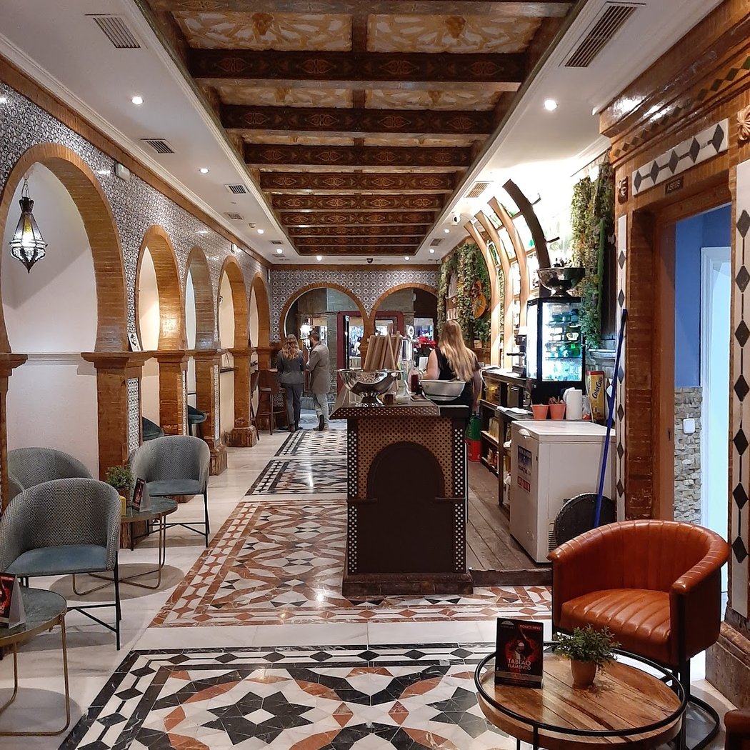 Esencia de Sevilla: Cerámica, Flamenco y Artesanía 3